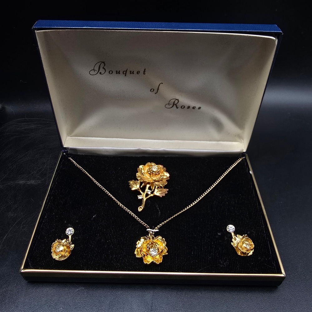 Gold Tone Bouquet of Roses Jewelry Set Vintage In Box Necklace Earrings Brooch
